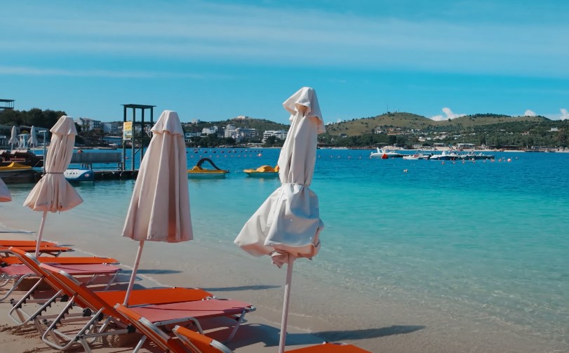 Pogled na ležaljke i suncobrane na plaži u Ksamilu