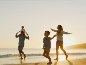 Crna Gora nudi čiste, pristupačne,plaže sa sa hladom, plićakom i kafićima.