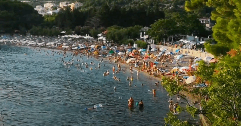 Petrovac je miran, porodičan, sa hladom, igralištima i plažom savršenom za malu decu.