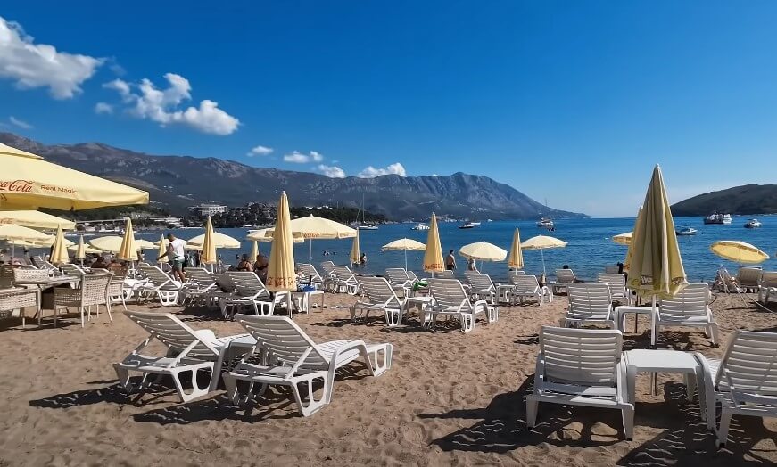 Suncobrani i ležaljke na Slovenskoj plaži u Budvi