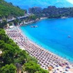 Pogled na Slovensku plažu u Budvi, iz dron perspektive