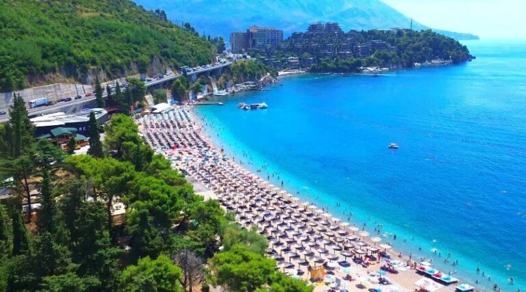 Pogled na Slovensku plažu u Budvi, iz dron perspektive