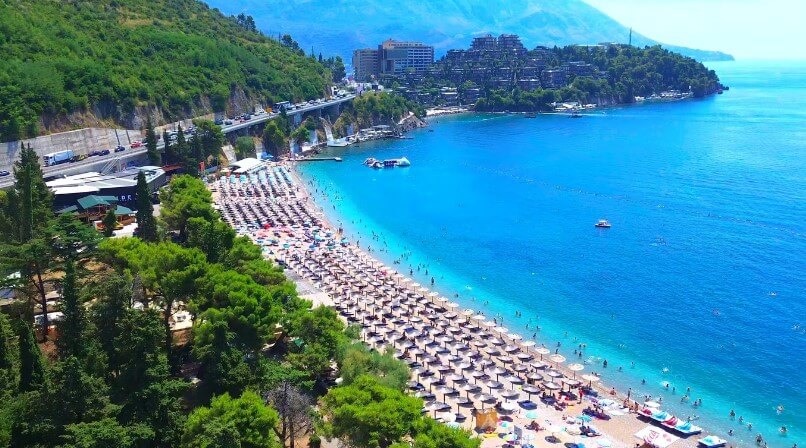 Pogled na Slovensku plažu u Budvi, iz dron perspektive
