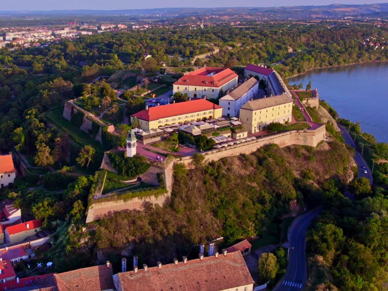 prikaz petrovaradinske tvrđave iz drona 