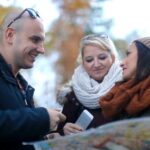 tri prijatelja gledaju u kartu na putovanju