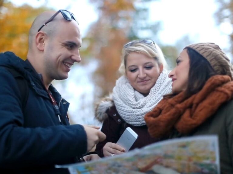 tri prijatelja gledaju u kartu na putovanju